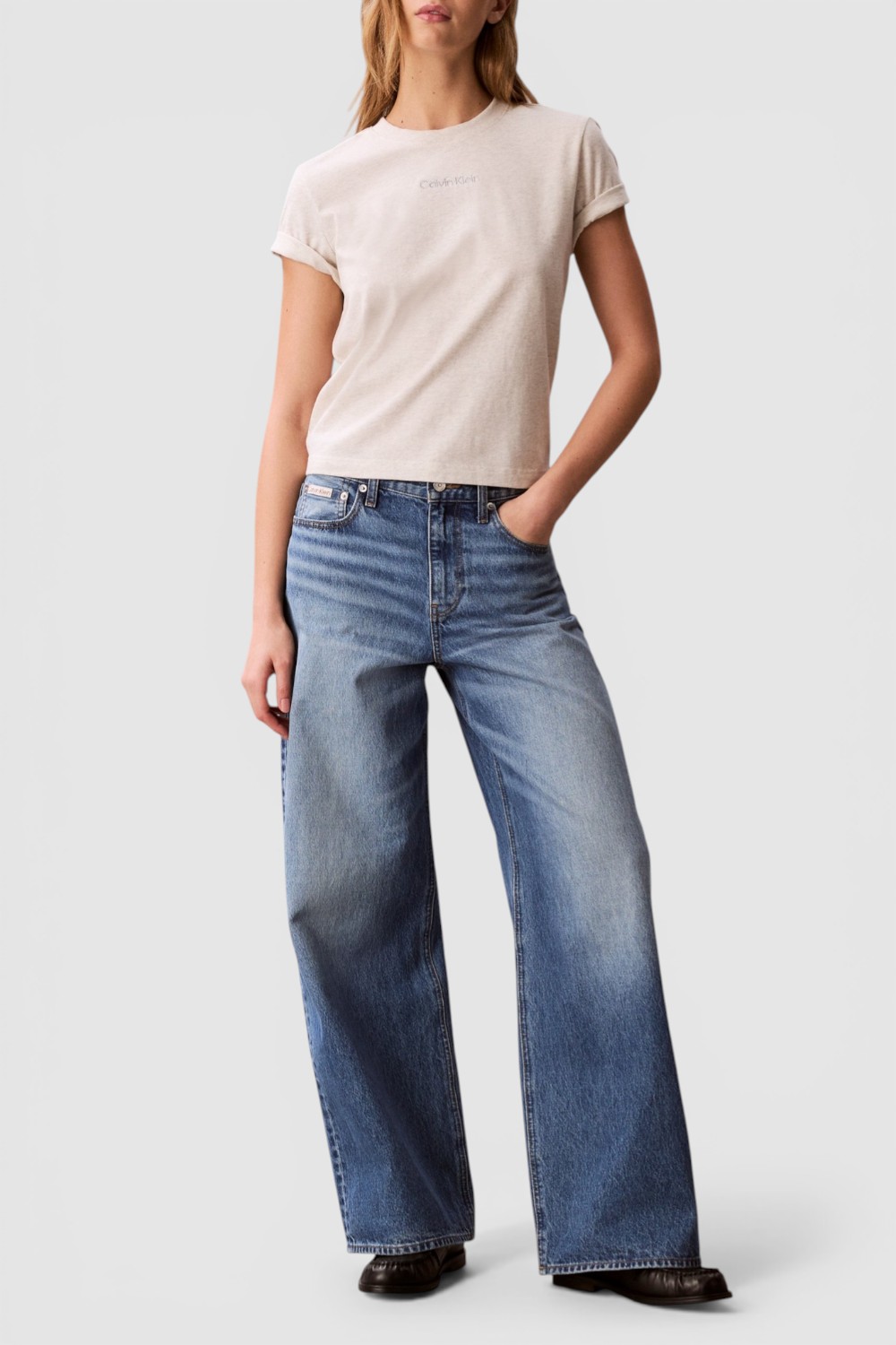 תמונת כל הלוק של חולצת טי